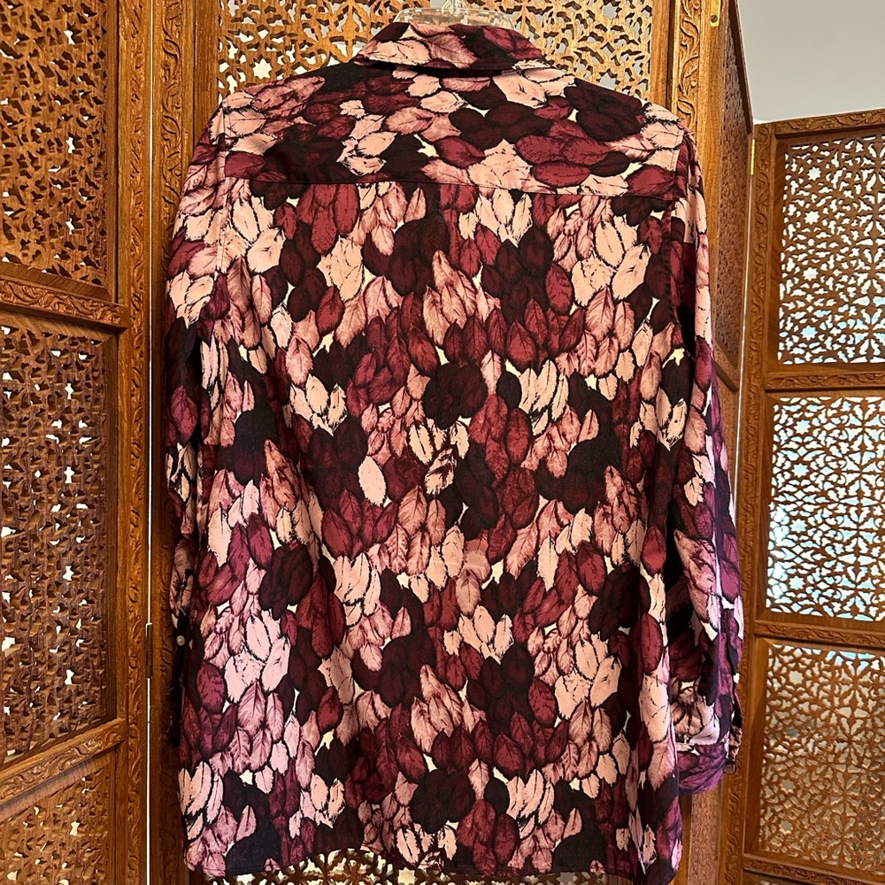 🚺 Talbots purple leaf patterned top - Picture 2 of 9